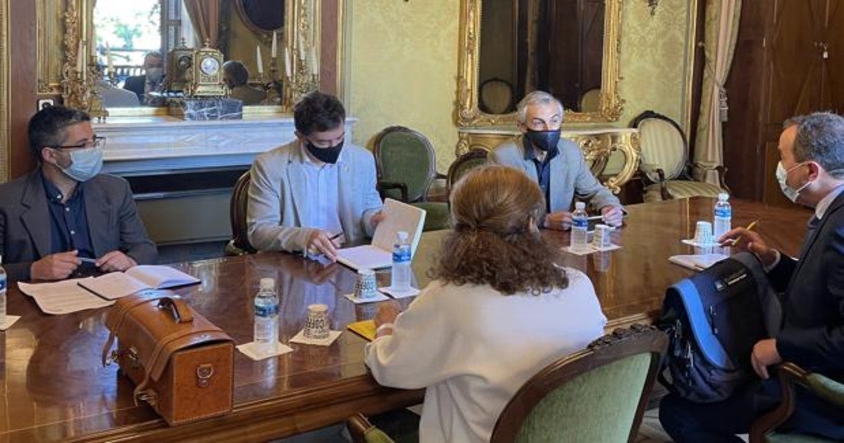 El consejero Santos, junto con el director general de Ejecución Penal y Reinserción Social de la Secretaría General de Instituciones Penitenciarias, Miguel Ángel Vicente Cuenca, en la reunión celebrada hoy entre las dos Administraciones.