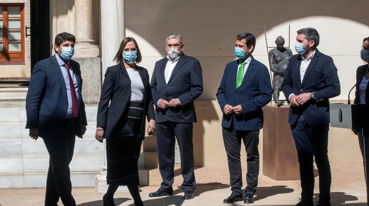 López Miras y Franco, a la izquierda, tras el acuerdo para que tres diputados de Cs frustrasen su propia moción de censura