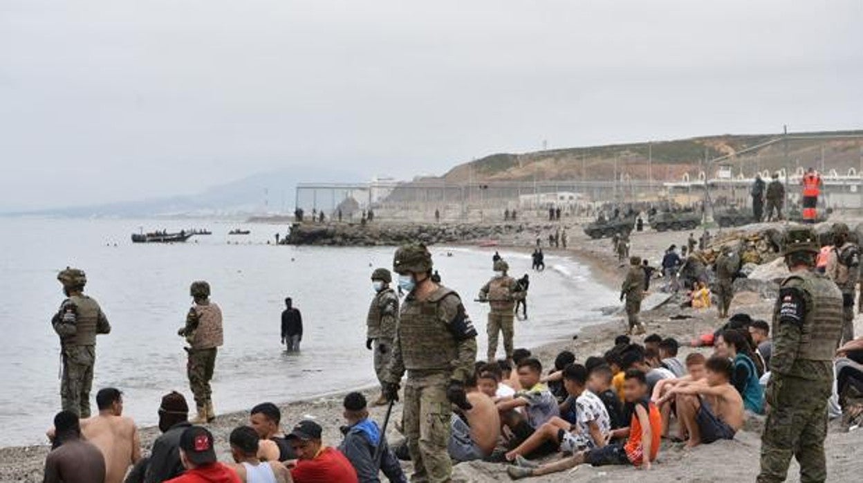 El Ejército custodia a los irregulares en la playa tras una de las avalanchas