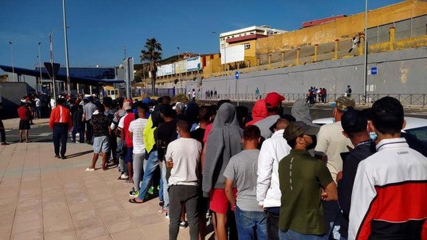 Cientos de marroquíes colapsan la oficina de asilo y refugio de Ceuta