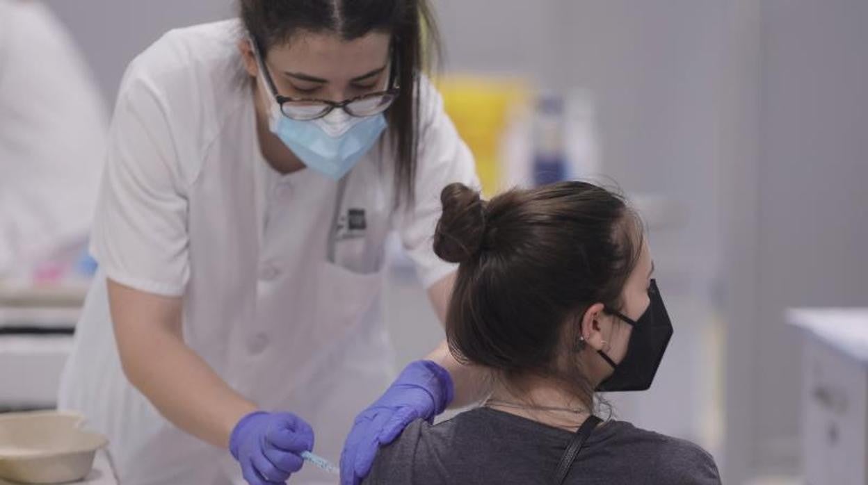 Una mujer se vacuna en el Hospital Isabel Zendal