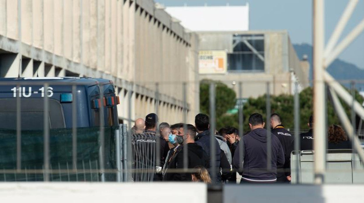 Policías y guardias civiles esperan en la cola para vacunarse después de la orden del TSJC