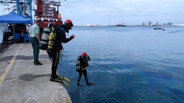 Sigue la búsqueda del estibador desaparecido tras volcar un barco en Castellón el pasado viernes