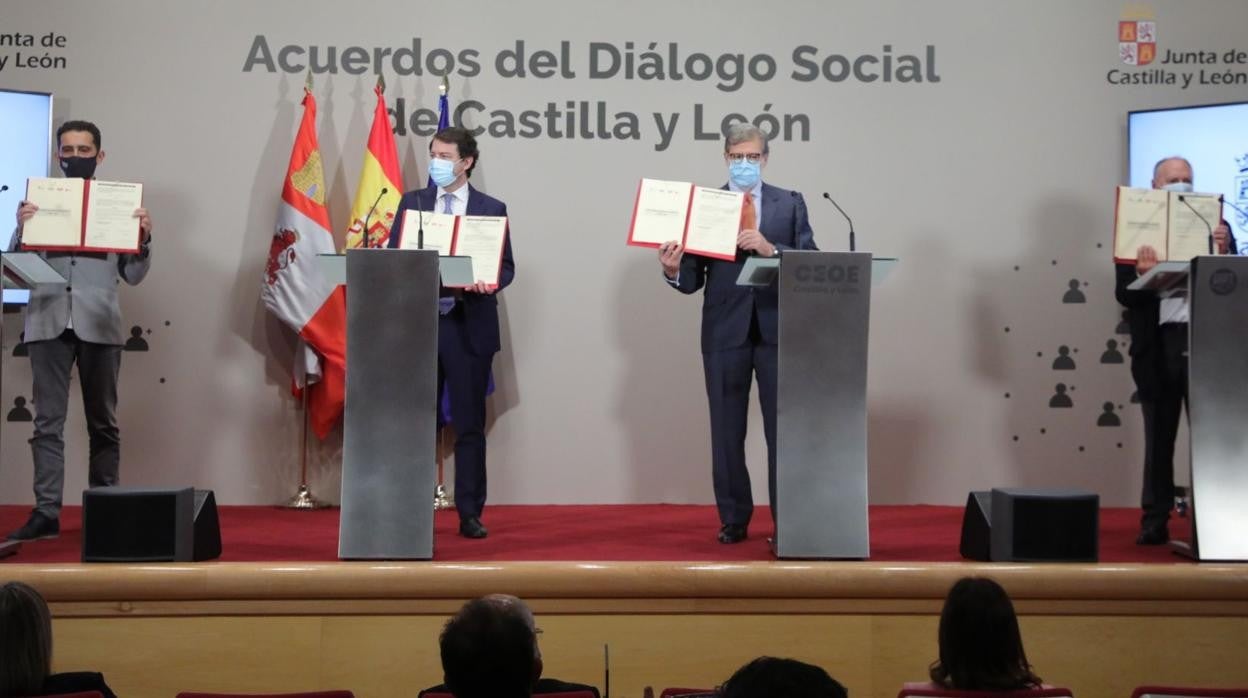 Vicente Andrés, Fernández Mañueco, Santiago Aparicio y Faustino Temprano muestran los acuerdos rubricados ayer