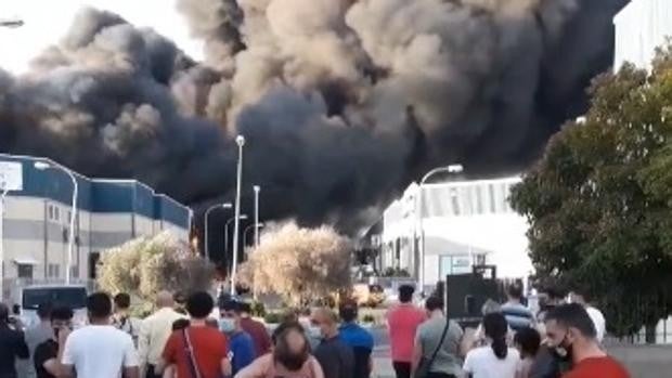 Un incendio quema una nave de productos químicos en Yuncos