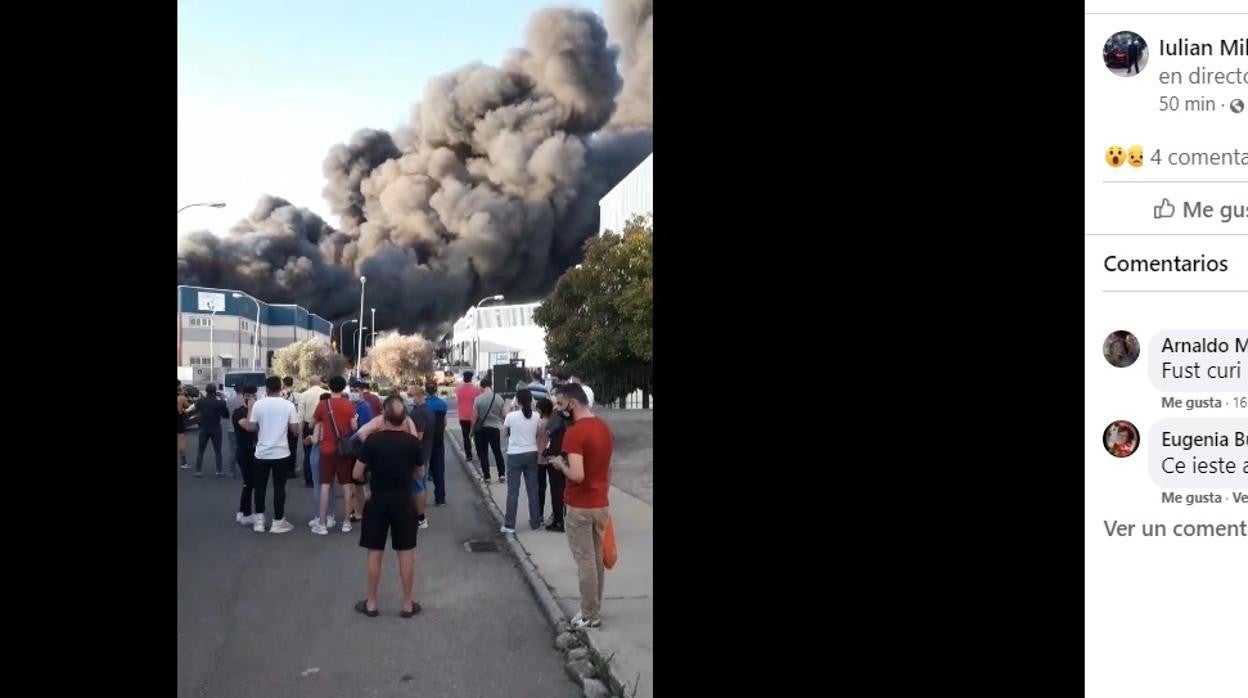 Los vecinos observan el intenso humo negro que sale de la fábrica