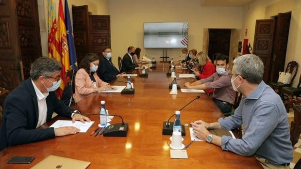 Ximo Puig levanta el toque de queda y los límites a las reuniones y anuncia la reapertura de las discotecas en Valencia