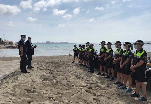 El concejal y el comisario principal jefe de la Policía Local, con un grupo de agentes