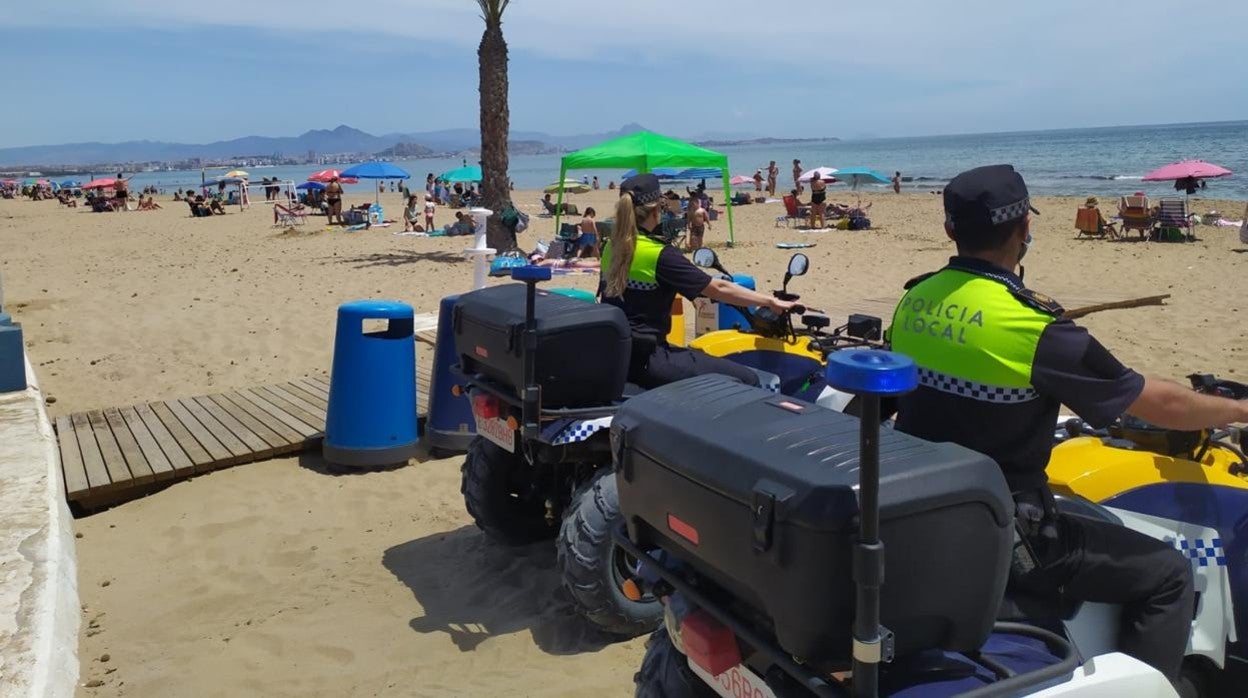 Dos policías con quads en la playa, en labores de vigilancia