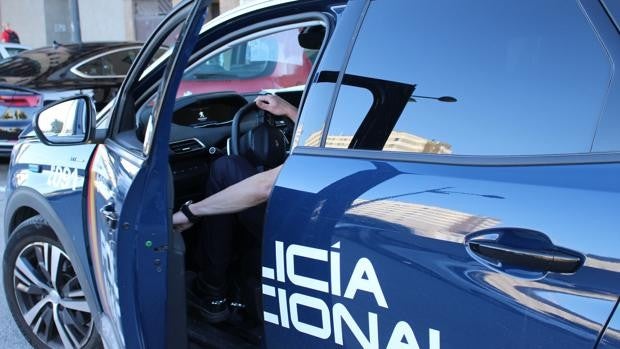 Agentes de Policía Nacional evitan que un hombre salte desde el balcón de su casa en Valencia