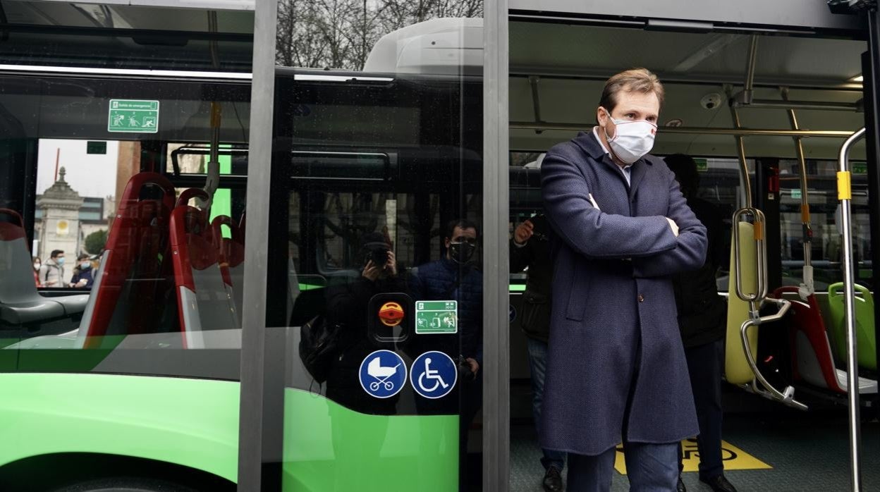 El alcalde Óscar Puente, en un autobús urbano, en una imagen de archivo