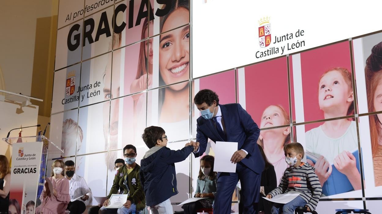 El presidente de la Junta entrega unos diplomas simbólicos a estudiantes