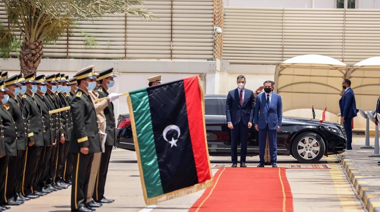 Pedro Sánchez a su llegada a Trípoli, capital de Libia, junto al primer ministro libio, Abdulhamid Dbeibah