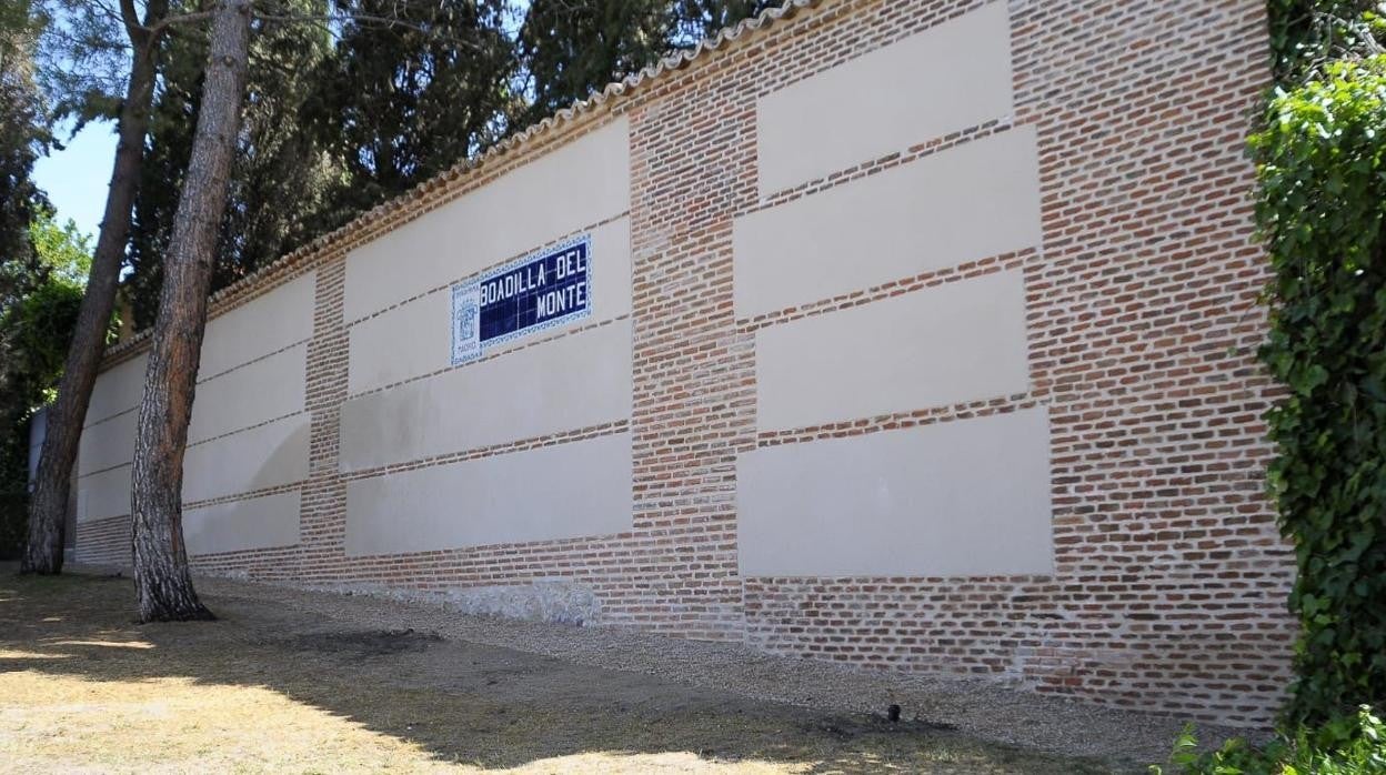 El nuevo muro, de tapial y ladrillo, que circunda el convento de la Encarnación y San José