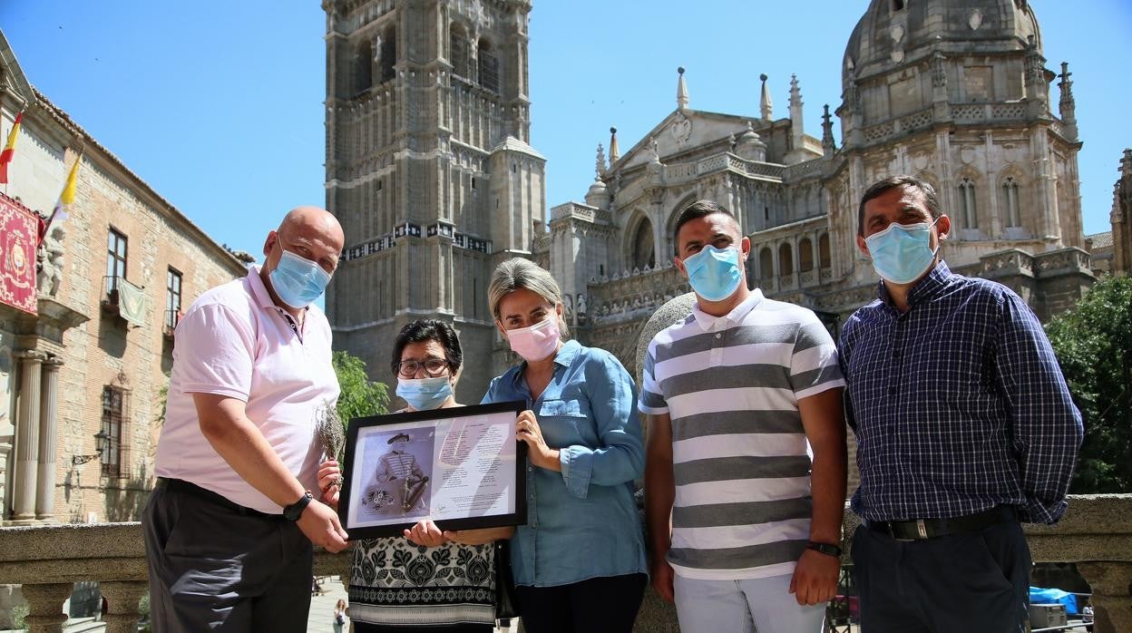 Los hijos y la viuda del timbalero, con la alcaldesa en el Ayuntamiento