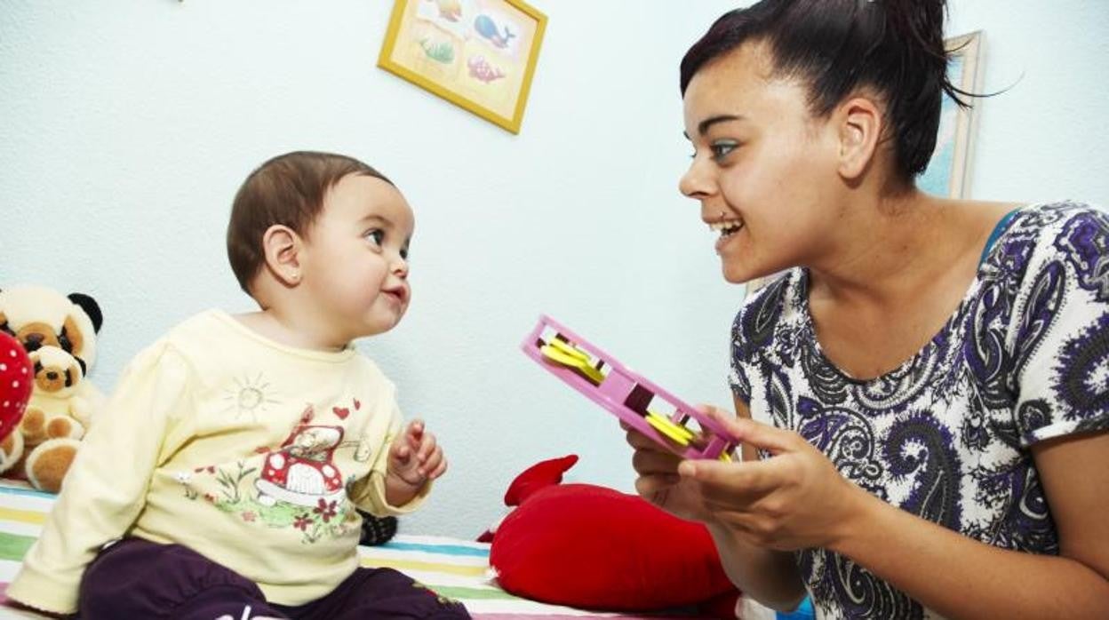 Una madre con su hijo, durante un programa de acogida de madres solteras