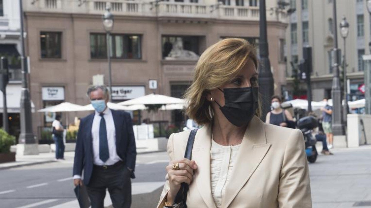 Cospedal, a su salida del Congreso tras ser aplazada su comparecencia