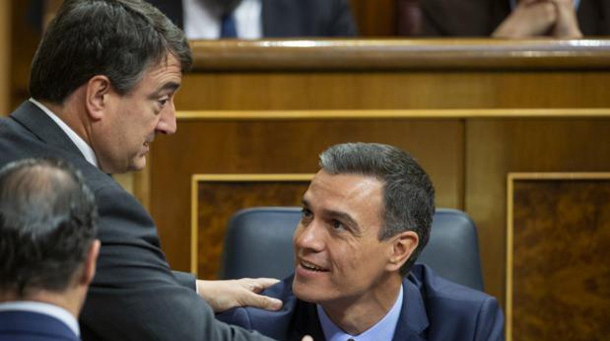 El líder del PNV en el Congreso, Aitor Esteban, con Sánchez en una imagen de archivo