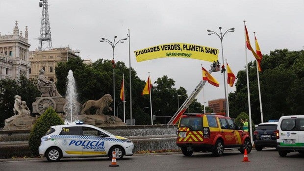 Detenidos diez activistas de Greenpeace cuando colocaban una mascarilla a la Cibeles