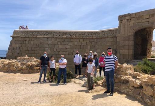 El senador Carles Mulet, con vecinos de la isla, durante su visita