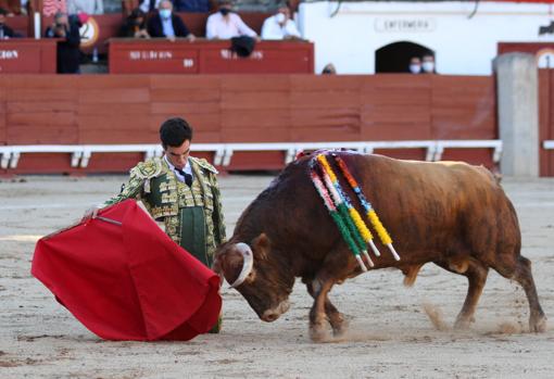 Tomás Rufo, de rodillas, hace embestir al novillo por abajo