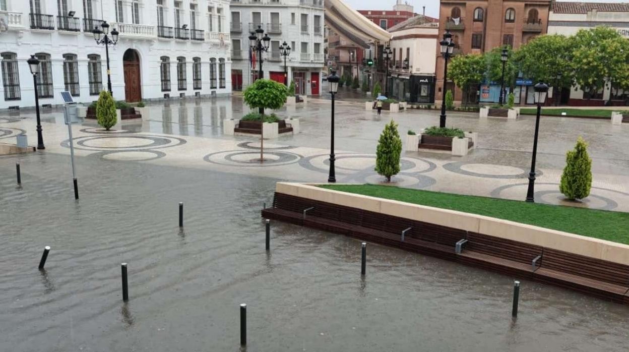 Imagen de la plaza de España, anegada de agua