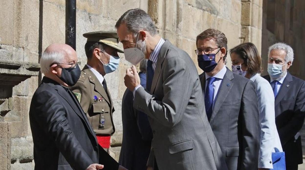 El Rey saluda al arzobispo de Santiago, Julián Barrio, en presencia de Feijóo, el pasado jueves