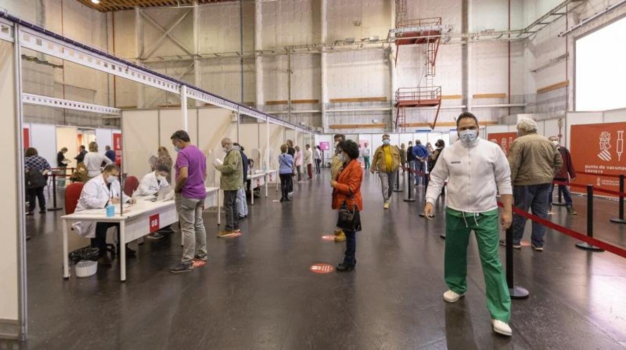 Colas para la vacunación en Alicante
