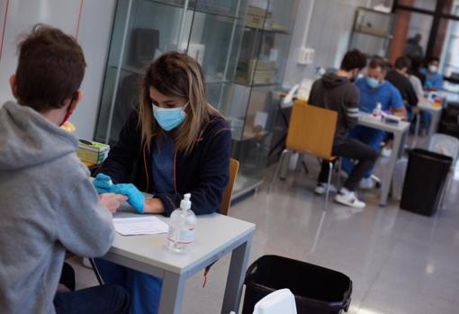 Estudiantes de la UVigo, en el Campus de Orense, participando en un cribado