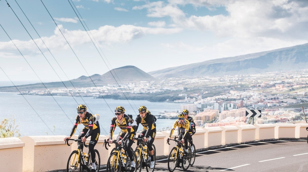 Ciclistas profesionales del Team Jumbo-Visma entrenan en Canarias