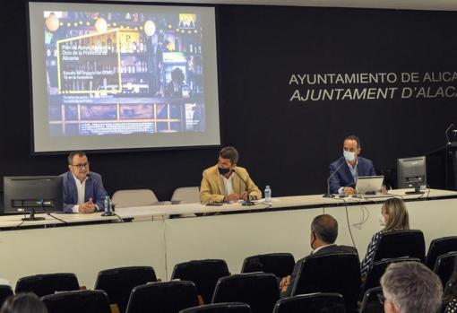 César Anca, Carlos Mazón y Pedro Valdés, durante la presentación del estudio, este lunes en Alicante