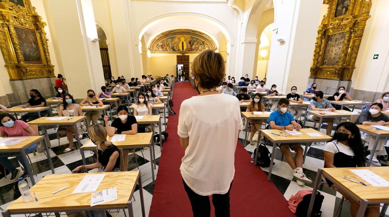 Se están repartiendo más de 42.000 mascarillas quirúrgicas y otros tantos hidrogeles para el alumnado matriculado en la convocatoria ordinaria de las pruebas de la EVAU