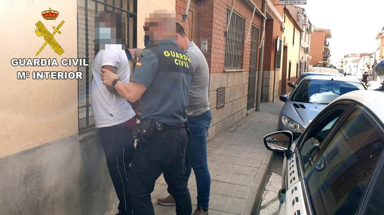 Momento de la detención de uno de los delincuentes