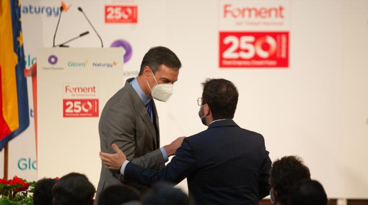 El presidente del Gobierno, Pedro Sánchez (i) y el president de la Generalitat, Pere Aragonés (d), se saludan durante la entrega de la medalla del 250 aniversario de Foment del Treball