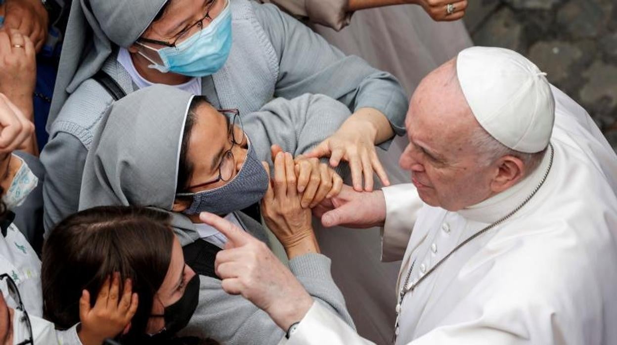 El Papa, en una imagen de archivo, saluda a unas monjas en la Plaza de San Pedro, en Roma.