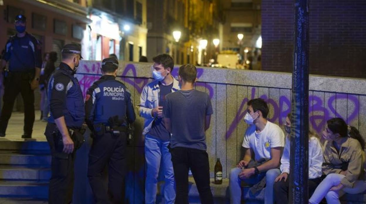 La Policía Municipal interviene en un botellón en Malasaña