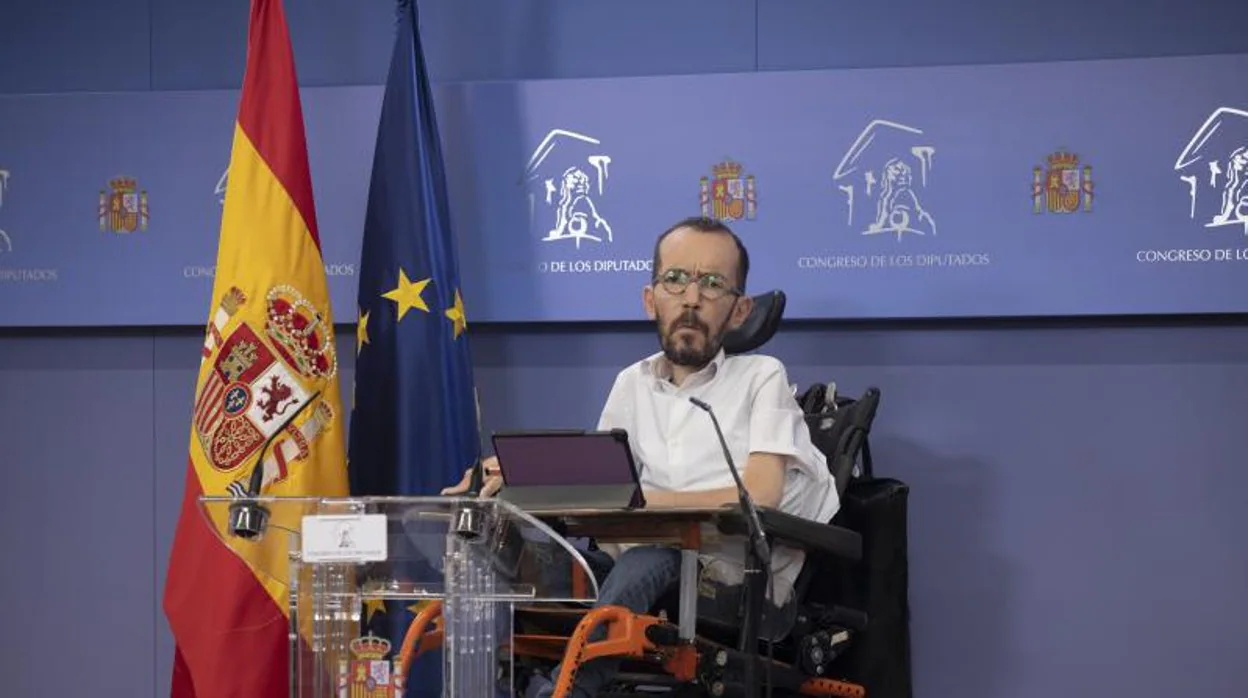 El portavoz parlamentario de Unidas Podemos, Pablo Echenique, durante la rueda de prensa
