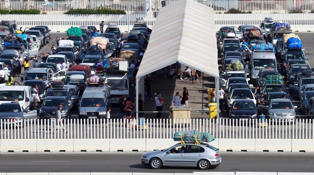 Coches a la espera de embarcar en el ferry que les lleve hasta Marruecos