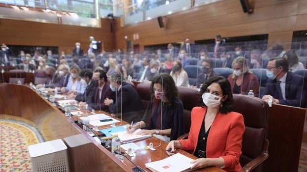 Ayuso inicia la legislatura impulsando una comisión para investigar la entrada del Covid por Barajas