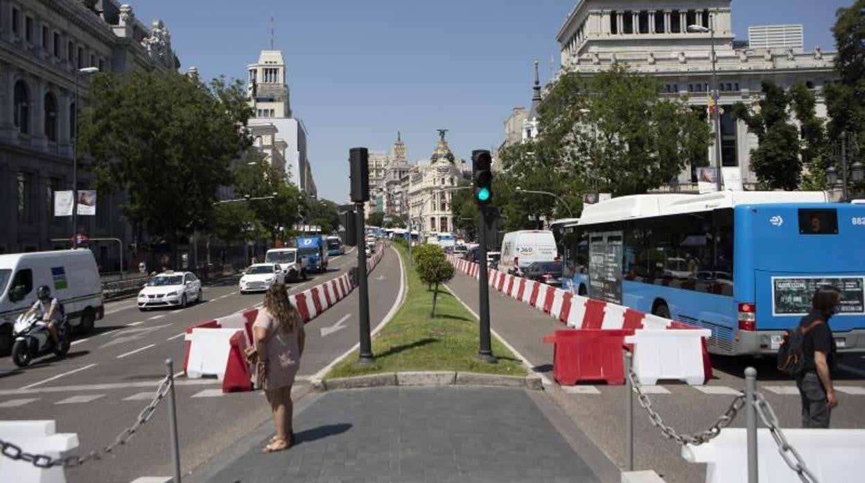 Los carriles de la calle de Alcalá en ambos sentidos cortados al tráfico por las obras