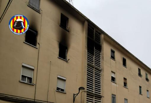 Imagen del edificio con una vivienda incendiada en Algemesí