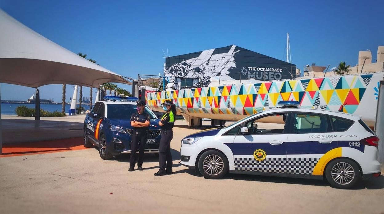 Dos agentes en la zona portuaria de Alicante, antes del despliegue por la salida de The Ocean Race