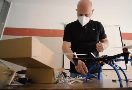 Modesto Espasandín en el IES Franciscanas, trabajando con su dron