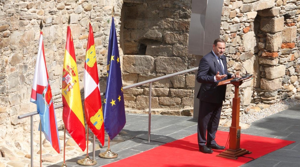 José Luis Ábalos durante la visita al Castillo Viejo de Ponferrada