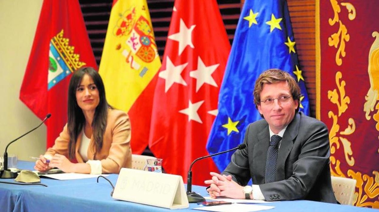 El alcalde de Madrid, José Luis Martínez-Almeida, junto a la vicealcaldesa, Begoña Villacís, en Cibeles