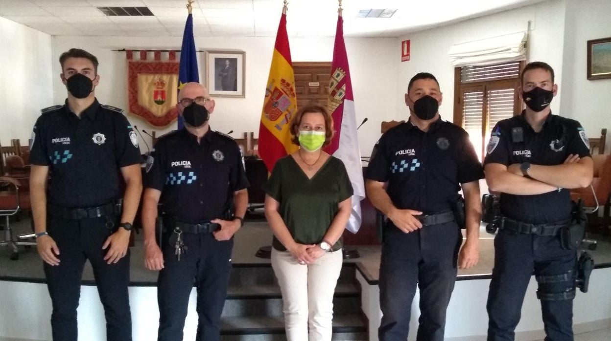 La alcaldesa Conchi Cedillo posa con los cuatro agentes de Policía Local de Mocejón