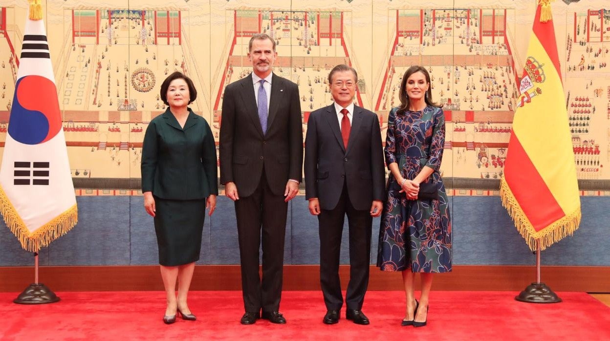 Los Reyes junto al Presidente Moon Jae-in y su esposa Kim Jung-sook, en 2019, durante su viaje de Estado a la República de Corea