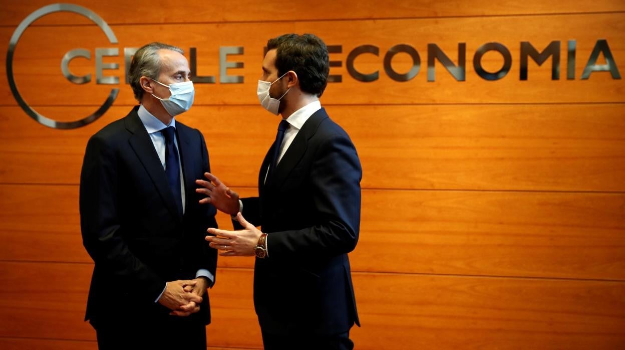 El presidente del PP, Pablo Casado,y el presidente del Círculo de Economia de Barcelona, Javier Faus, en enero