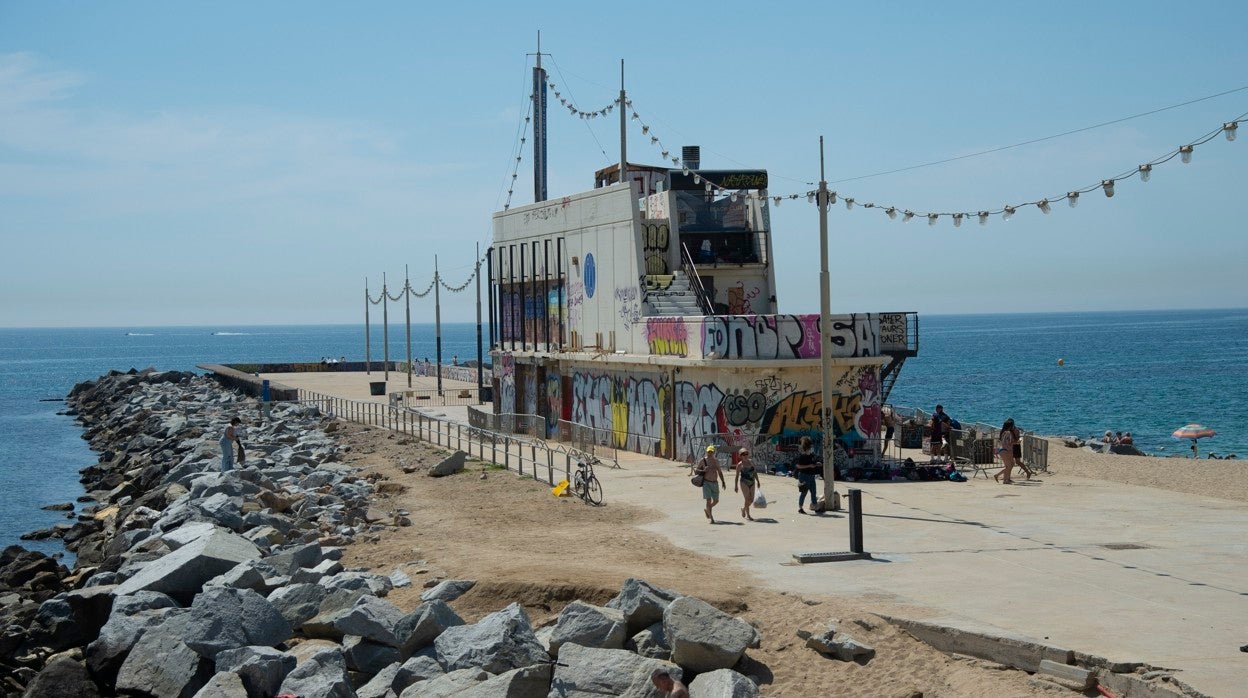 El restaurante Boo Beach Club, abandonado y casi irreconocible tras el incendio de 2020