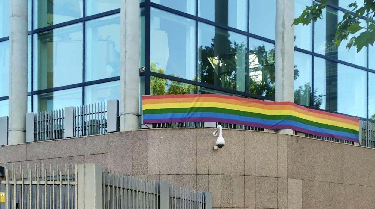 La lona con la bandera arcoiris, en el edificio de la Asamblea de Madrid, en 2020